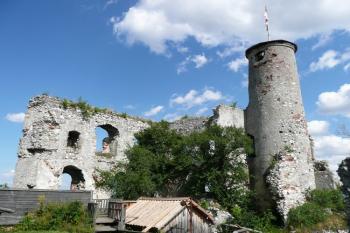 jižní část jádra hradu s pozůstatky paláce s kaplí a válcové hlásky ( © Jan P. Štěpánek 07/2008)