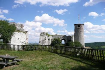 pohled na jižní část jádra hradu z jeho nejvyššího místa ( © Jan P. Štěpánek 07/2008)