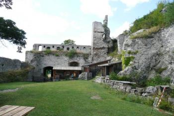 pohled z prvního nádvoří na vstupní bránu ( © Jan P. Štěpánek 07/2008)