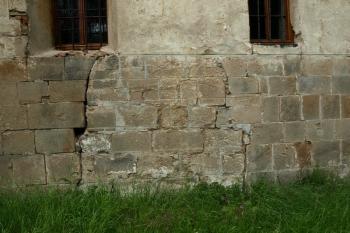 zazdívka původního vstupu v jižní stěně presbytáře (© Milan Caha 05/2011)