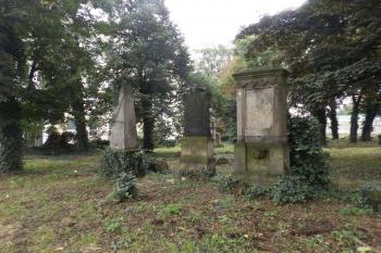 Empírové náhrobky na hřbitově (© Johannes Cladis, 10/2014)