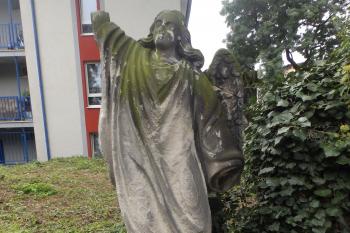 Náhrobek na hřbitově (© Johannes Cladis, 10/2014)