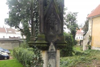 Náhrobek na hřbitově (© Johannes Cladis, 10/2014)