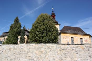 Kostel, fara a hradní věž (v pozadí) ( © Ivan Grisa 09/2011)