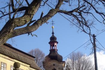 Pohled na kostel od západu, vlevo budova fary ( © iV 16.2.2008)