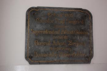 Pamětní deska v předsíni ( © Ivan Grisa 07/2010)