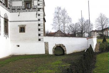 pozůstatek příkopu a přístupový most ( © Jan P. Štěpánek 01/2005)