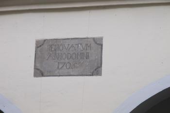 nápis letopočtem ve vnitřním nádvoří (© D Dohňanský, 06/2017)