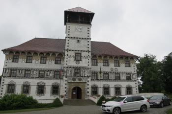 hlavní průčelí s věží (© D Dohňanský, 06/2017)