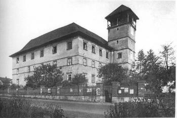 zámek kolem roku 1950 ještě před prvním restaurováním sgrafit zahájeným v roce 1953 ( © Archiv)