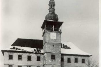 průčelí zámku s věží zavrcholenou cibulovou bání, kolem roku 1940 ( © archiv muzea Beskyd)