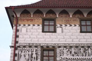 Na západní straně zámecké budovy byl pro sgrafita zvolen motiv tureckých válek (© Miroslav BITTER 07/2005)