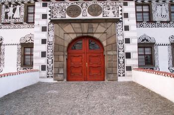 Portál vstupních dveří (v minulosti vybaven padacím mostem přes vodní příkop) (© Miroslav BITTER 07/2005)