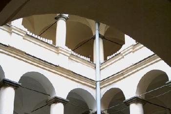 v našich zemích není renesančního zámku, který by měl arkády po všech čtyřech stranách dvora (© Miroslav BITTER 07/2005)