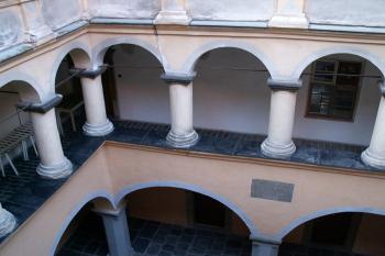 pohled na arkády, které lemují vnitřní nádvoří zámku po všech čtyřech stranách (© Miroslav BITTER 07/2005)