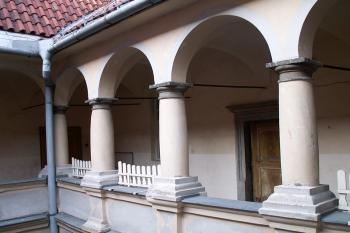 pohled na arkády, které lemují vnitřní nádvoří zámku po všech čtyřech stranách (© Miroslav BITTER 07/2005)
