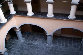 pohled na arkády, které lemují vnitřní nádvoří zámku po všech čtyřech stranách (© Miroslav BITTER 07/2005)