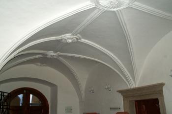 Pohled na křížovou hřebínkovou klenbu průjezdu do zámeckého dvora (© Miroslav BITTER 07/2005)