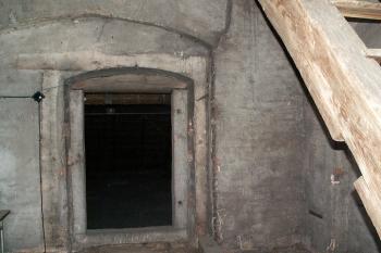  Místnosti v patrech byly zdá se přizpůsobeny strážní funkci a snad v nich byla zbrojnice a sklad munice (© Miroslav BITTER 07/2005)