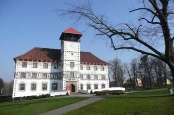 celkový pohled na staroveský zámek od jihovýchodu ( © Jan P. Štěpánek 05/2009)