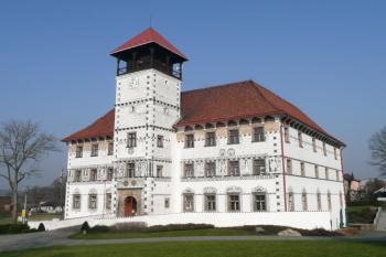 vstupní průčelí staroveského zámku od východu ( © Jan P. Štěpánek 05/2009)