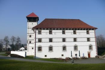 severovýchodní průčelí staroveského zámku ( © Jan P. Štěpánek 05/2009)