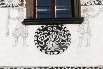 figurální sgrafitová výzdoba a erb Syrakovských z Pěrkova, zakladatelů zámku na místě staré tvrze ( © Jan P. Štěpánek 05/2009)