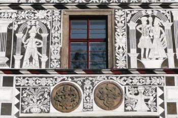 sgrafitová výzdoba a kamenné erby Syrakovských z pěrkova a Petřvaldských z petřvaldu nad vstupním portálem zámku ( © Jan P. Štěpánek 05/2009)