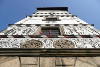 podhled k vrcholku vstupní zámecké věže ( © Jan P. Štěpánek 05/2009)