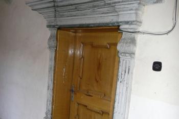 bohatě kamenicky provedené ostění dveří z místnosti na arkádovou chodbu ( © Jan P. Štěpánek 05/2009)