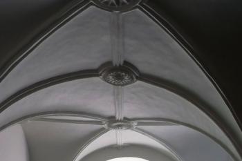 průjezd přízemím zámku  a vstupní věže z nádvoří  ( © Jan P. Štěpánek 05/2009)