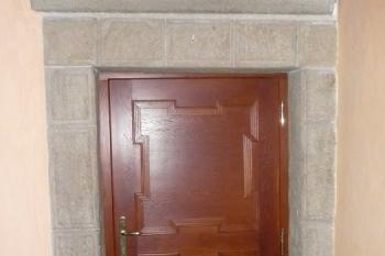 kamenné ostění dvěří v patře arkádové chodby nádvoří ( © Jan P. Štěpánek 05/2009)