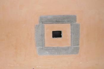 kamenné ostění druhotně zazděného okna v nádvoří zámku ( © Jan P. Štěpánek 05/2009)
