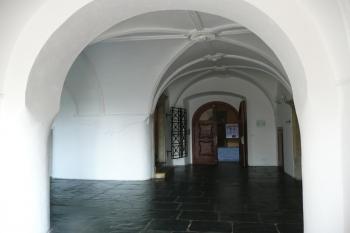 průjezd klenutým přízemím zámku  ( © Jan P. Štěpánek 05/2009)