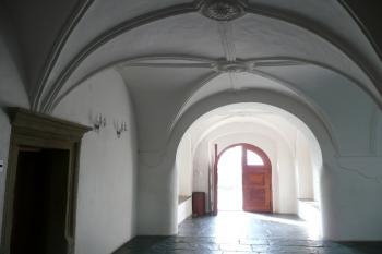 průjezd přízemím zámku z nádvoří ke vstupní věži ( © Jan P. Štěpánek 05/2009)