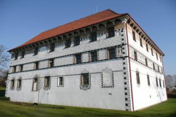 celkový pohled na zámek od západu ( © Jan P. Štěpánek 05/2009)