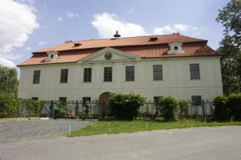 vstupní průčelí od západu ( © Milan Caha 07/2008)