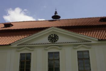 detail vstupního průčelí ( © Milan Caha 07/2008)