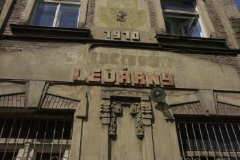 průčelí administrativní budovy ( © Milan Caha 07/2008)