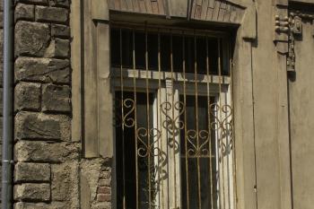 původní dveře a mříž ( © Milan Caha 07/2008)