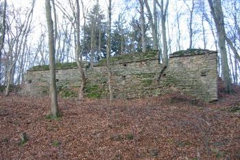 Zeď přihrádku se střílnami na jihu předhradí (© D Dohňanský, 12/2014)