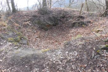 Patrně bývalá cisterna v jádře hradu ( © Jan Večeřa 04/2015)