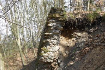 Kontreskarpová zeď příkopu mezi jádrem a předhradím ( © Jan Večeřa 04/2015)