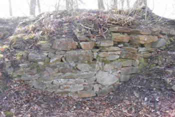 Jediný dochovaný vnější líc bergfritu, patrný je lehce rozšířený předzáklad ( © Jan Večeřa 04/2015)