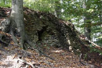 Zděný pilíř mostu přes šíjový příkop ( © Iva Spurná 28.9.2009)