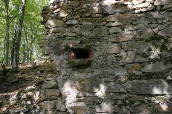 Část jižní zdi nového předhradí se zachovala v plné výši ( © Iva Spurná 28.9.2009)