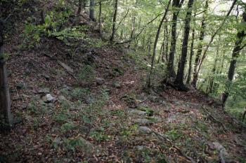 Destrukce zdí v prostoru napojení zdi starého parkánu ke zdi starého předhradí ( © Iva Spurná 28.9.2009)