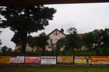 Starý Knín - fara (snad se zbytky původní tvrze) od severovýchodu (© Veronika Vaňková, 08/2008)