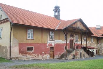 Starý Knín - fara (snad se zbytky původní tvrze) od jihozápadu (© Veronika Vaňková, 08/2008)