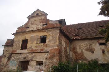 Starý Knín, sýpka od východu (© Veronika Vaňková, 08/2008)
